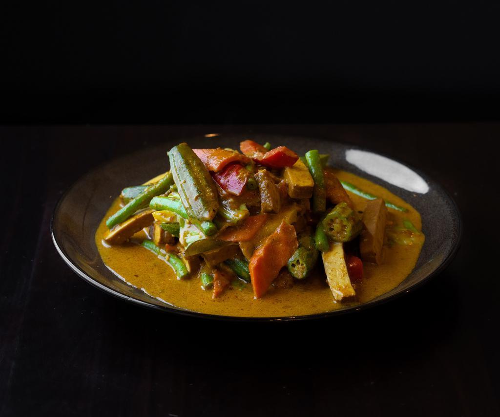 Dry Curry Mix Vegetables · Tofu, tomatoes, carrots, opo, coconut milk, evaporated milk, string bean, okra, lemongrass, garlic, turmeric, paprika, curry powder and blue ginger. 
Vegetarian.
Gluten-free.