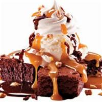 Brownie a la Cold Stone · Warm chocolate brownies, french vanilla ice cream, whipped topping, caramel, fudge and pecans.