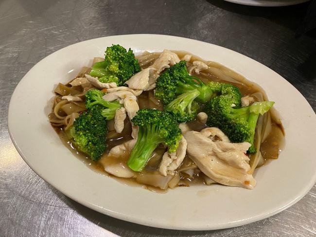 #60 Radd Naa · Soft noodles in a rich sauce w/broccoli.