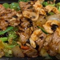 H9. Hunan Double Delight · Sliced beef and chicken sauteed with broccoli, mushrooms, baby corn, carrots, green bell pep...