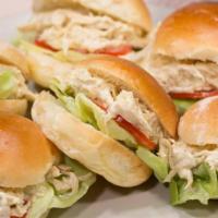 SANDWICH DE POLLO · Chicken salad sandwich with lettuce and tomato