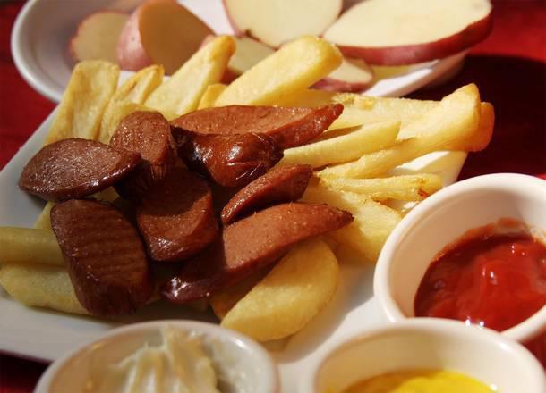 Salchipapa Clasica Personal · French fries and sliced hot dogs
