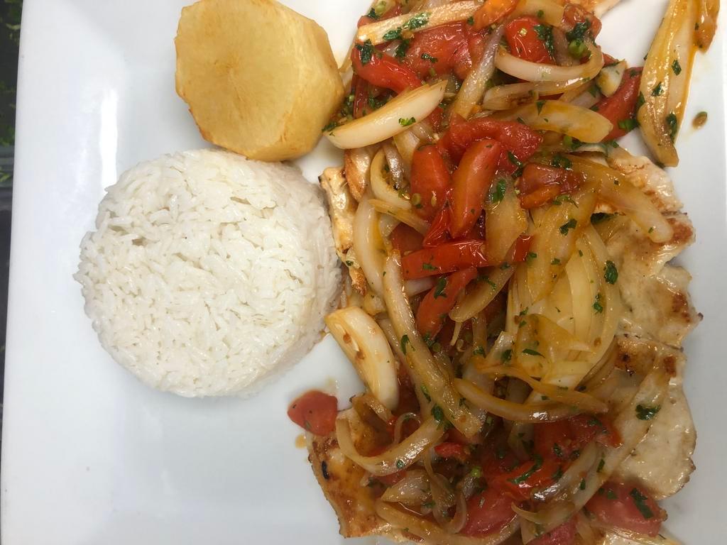 Pechuga Encebollada · Grilled chicken breast topped with sauteed tomatoes and onions served with fried boiled potato and white rice 