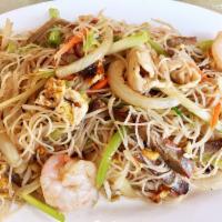 Combo Noodles · Rice noodles, egg, onion and julienned vegetable.with shrimp ,chicken,beef