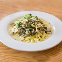 Chicken Primavera Alfredo Lunch · Sliced chicken breast sauteed with fresh spinach, mushrooms, broccoli and tomatoes, tossed i...