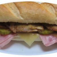 Sandwich de Pernil · Roasted pork sandwich.