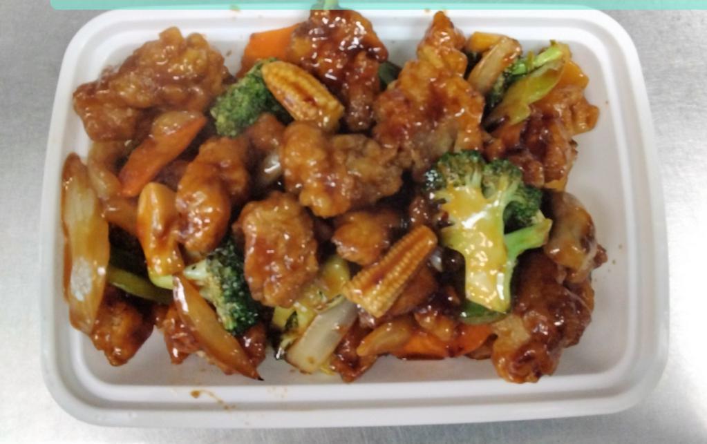 S19. Tai Chin Chicken · Crispy golden tender chicken served with broccoli, snow peas and mushroom in our own Szechuan spicy sauce. Hot and spicy.