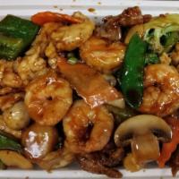 S25. Hunan Delight · Chicken, beef and shrimp with broccoli, snow peas, water chestnuts, mushroom, baby corn, car...