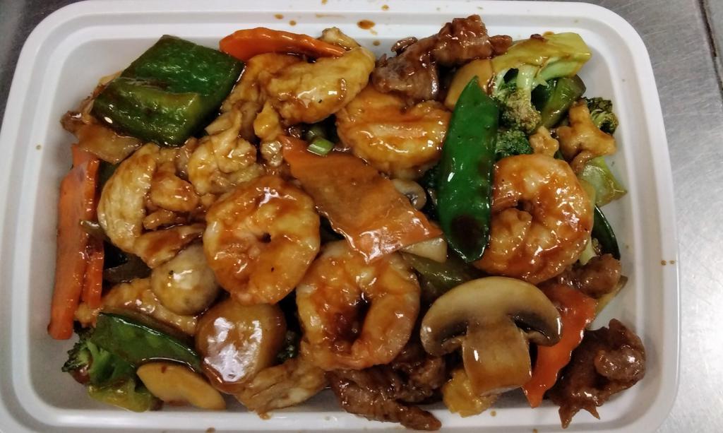 S25. Hunan Delight · Chicken, beef and shrimp with broccoli, snow peas, water chestnuts, mushroom, baby corn, carrot and green pepper. Hot and spicy.