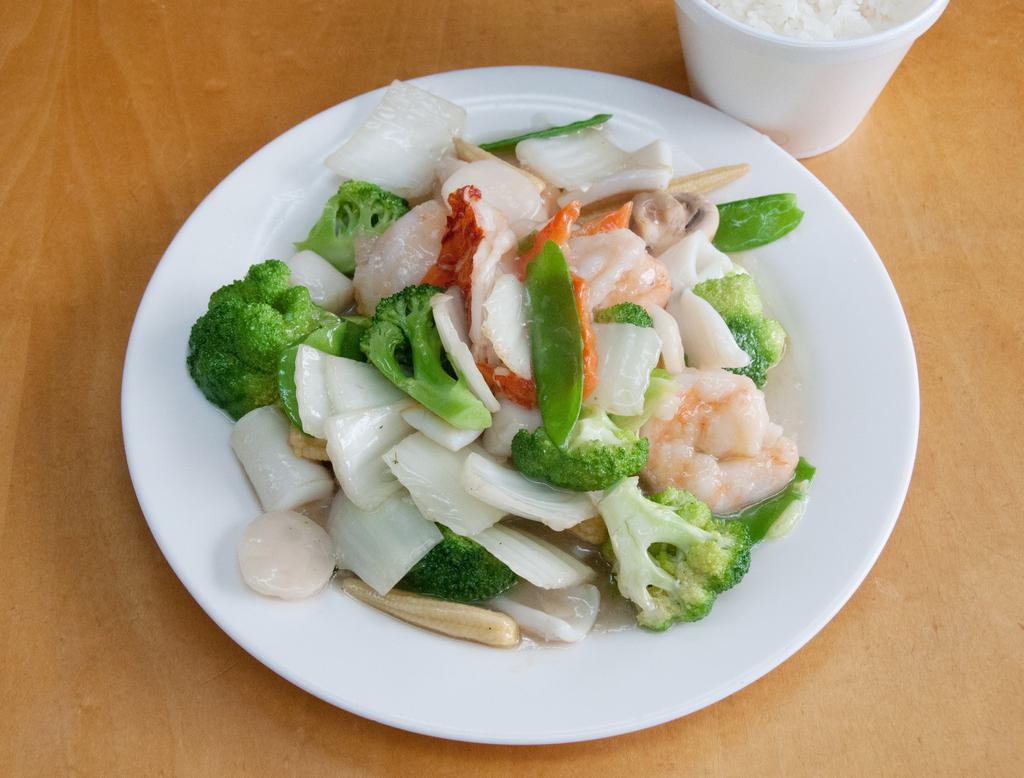 S1. Club Seafood · Lobster, crab meat, jumbo shrimp, fresh scallops, deliciously sauteed with Chinese vegetables in a special white sauce.