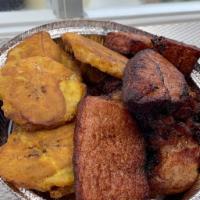 Tostones con Chuleta · Pork chops.