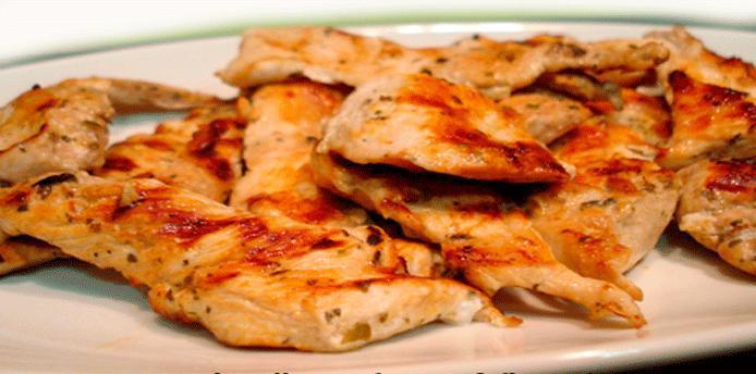 Pechuga de Pollo a la Plancha /Baked chicken breast. · Baked chicken breast. slices of chicken breast lite seasoned and grilled till get well cook and get the delicious taste.