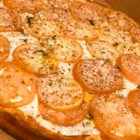 Sofia Loren Pan Pizza · Fresh mozzarella, sliced tomatoes, garlic and extra virgin olive oil.