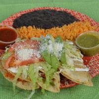 Tinga Quesadilla · Con frijoles y arroz.