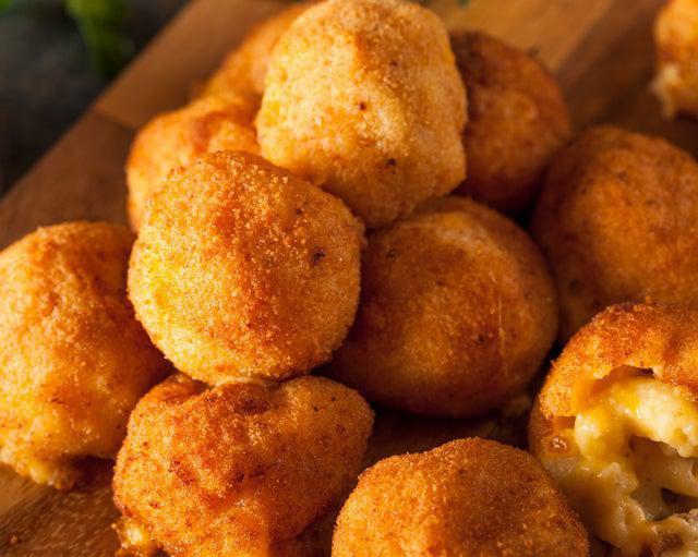 Fried mac n’ cheese bites with ranch sauce (6 pcs) · 