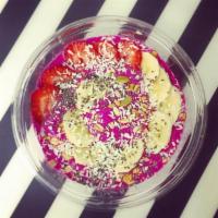 Pitaya Bowl · Base: pitaya, banana, granola, coconut water.