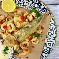 FRITTO MISTO DI CALAMARI, GAMBERI, SARDE E ZUCCHINE · Fried calamari, prawns, sardines and zucchini