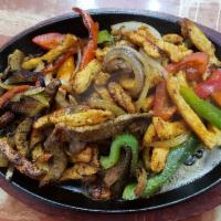 Fajita Mixta de Pollo y Bistec · Chicken and steak fajita.