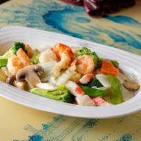 16. Seafood Delight · Shrimp, lobster, crab meat and scallops sauteed with vegetables in white sauce.