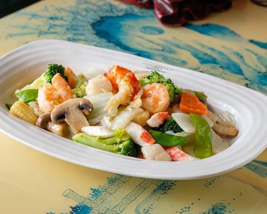 16. Seafood Delight · Shrimp, lobster, crab meat and scallops sauteed with vegetables in white sauce.