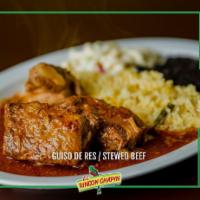 Guiso de Res · Stewed beef with a Salvadoran recipe with rice, black beans, and pasta with mayonnaise.