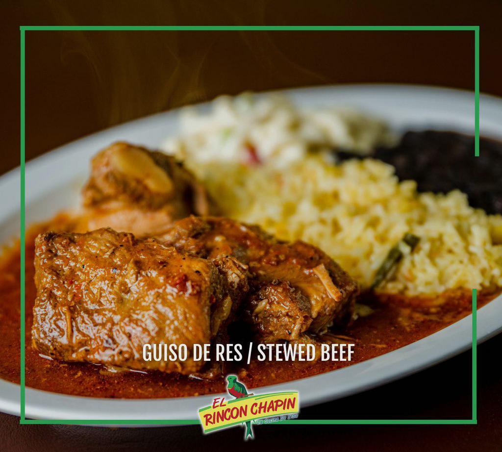 Guiso de Res · Stewed beef with a Salvadoran recipe with rice, black beans, and pasta with mayonnaise.