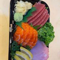 Akina Sashimi · 5 pieces of tuna, 5 pieces of salmon and 5 pieces of yellowtail.
