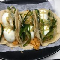 Tacos placero con Huevo · Tortilla a Mano arroz rajás cebolla y huevo hervido.. 3 tacos por orden