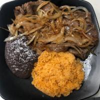 Bistec encebollado · Bistec asado , cebolla, arroz y frijoles 