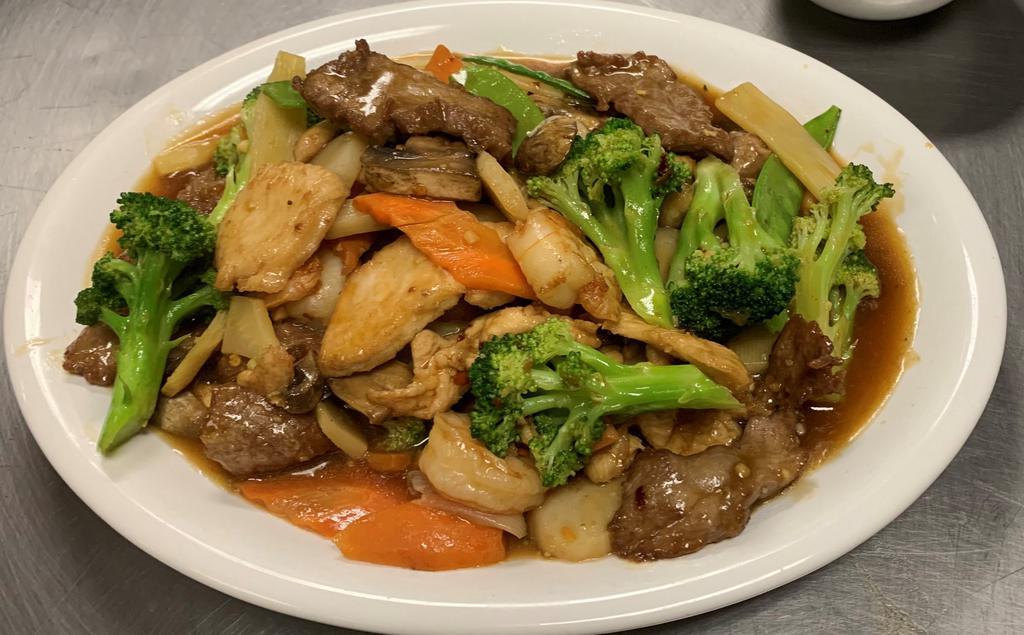 SS18. Hunan Triple Delight · Spicy shrimp, beef and chicken sauteed with vegetables in a spicy brown sauce.