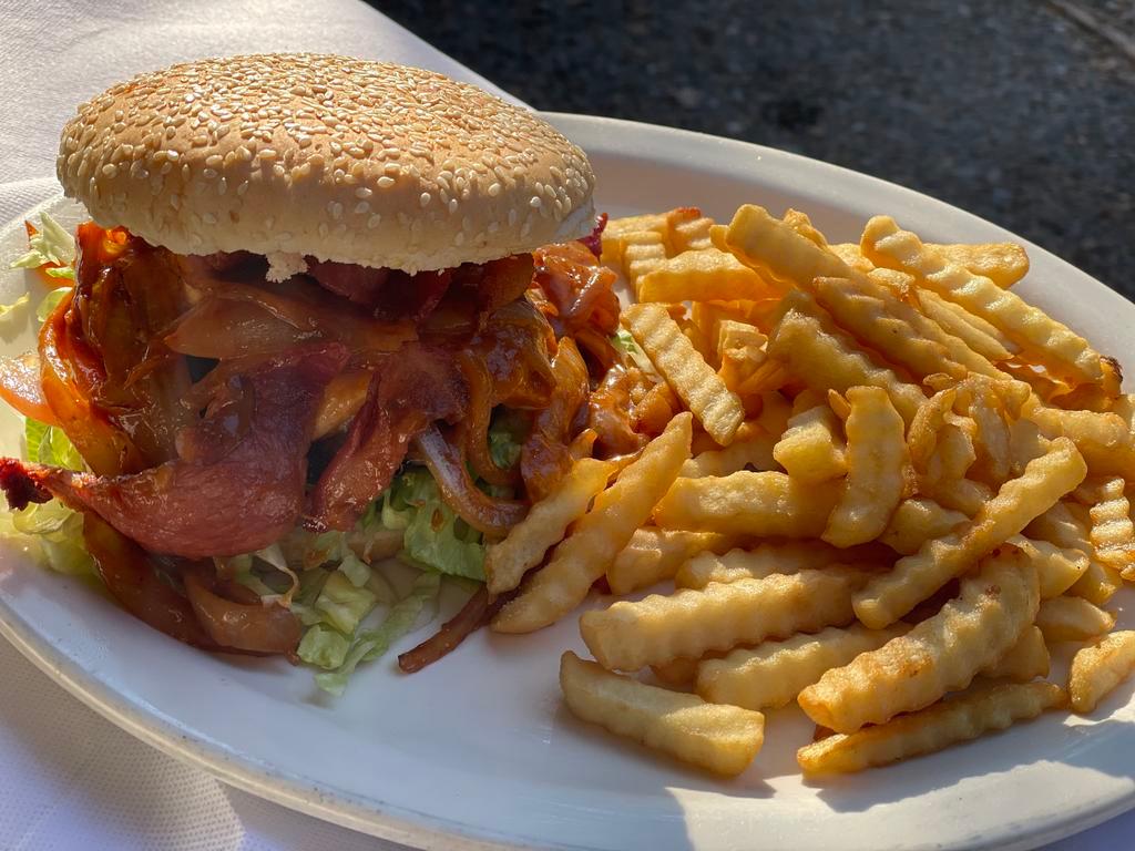Hamburgesa y Papas Fritas · Hamburger, Bacon, Lettuce, Tomato with Cheese and french fries.