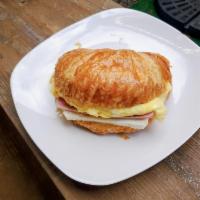 Croissant desayuno · Breakfast croissant. Ham, eggs and cheese.