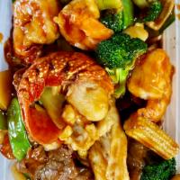 S8. Happy Family · Lobster, pork, beef, chicken, jumbo shrimp and different kinds of vegetable in chef's specia...