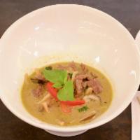 T4. Green Curry · Traditional green curry with bamboo shoots, eggplants, bell peppers and fresh basil. Spicy.