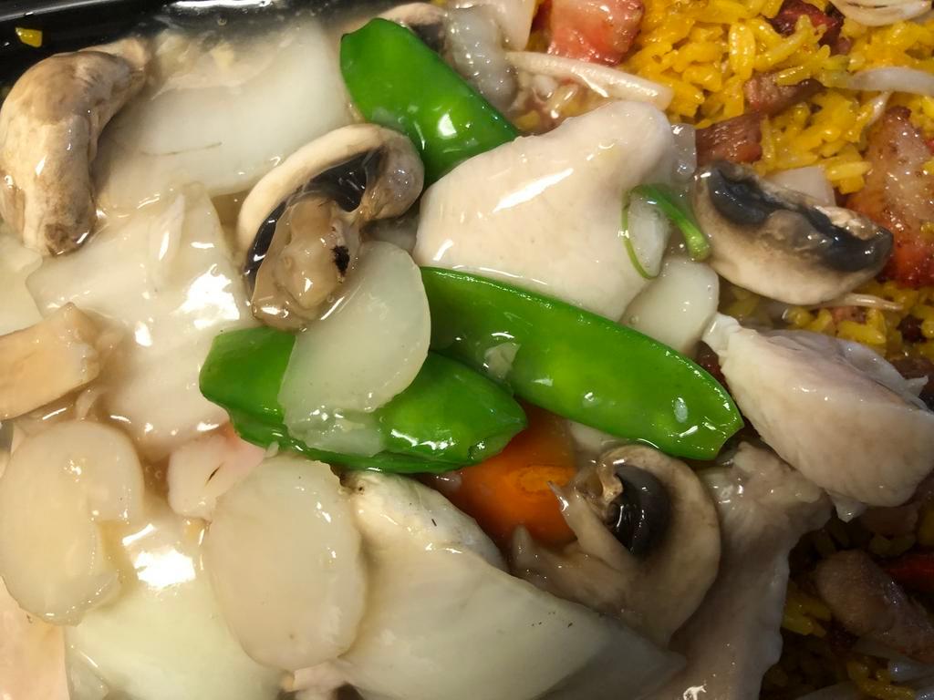 C7. Moo Goo Gai Pan Combination Platter · Served with choice of fried rice and an egg roll.