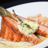 Golden Salmon · Delicioso salmón cocido al horno con puré de papa y jugosos camarones blancos salteados, aco...