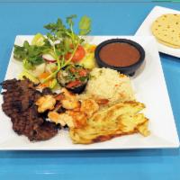 Plato 3 Combinaciones · three combination dish, chicken, steak and shrimp serve with rice, beans and salad 