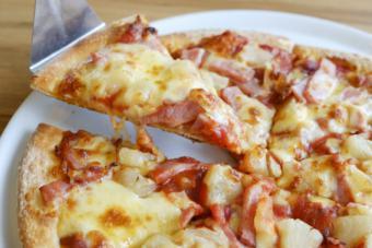 Hawaiian Pizza · Pineapple, ham and double cheese.