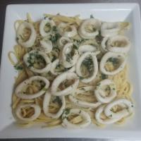 Linguini Con Calamari · Linguini with sauteed calamari in your choice of white or red sauce.