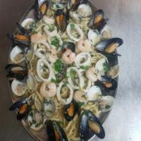 Linquini mixed seafood  · Calamari,shrimp,mussels,baby clams ( choose red sauce or butter wine sauce 