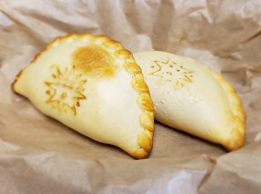 Beef Pampa Empanada ·  Minced beef, onion, bell pepper and egg.