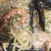 Seafood Garlic Noodle · with jumbo shrimp .black mussels. squid.