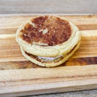 Snickerdoodle Avalanche Cookie · White buttercream frosting between 2 snickerdoodle cookies.