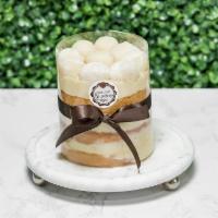 White Chocolate Mini Party Cake · Vanilla cake with white chocolate brigadeiro fudge, decorated with white chocolate brigadeiro.