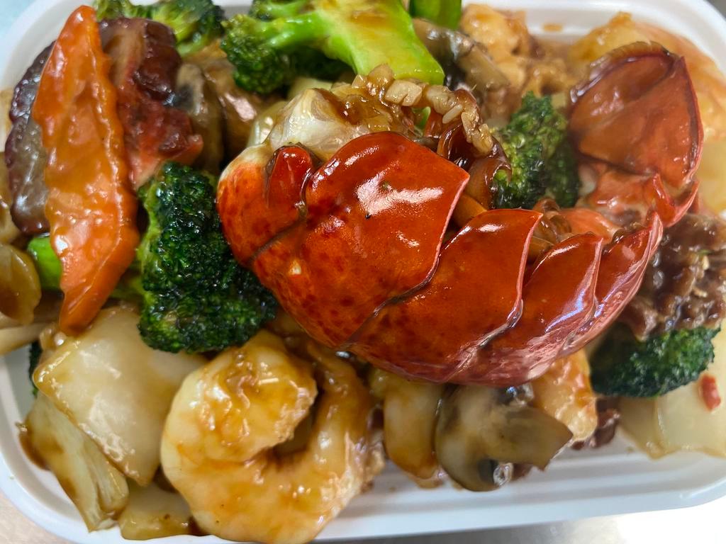 S2. Happy Family House Special · Shrimp, beef, chicken, pork, lobster and mixed vegetable in brown sauce.