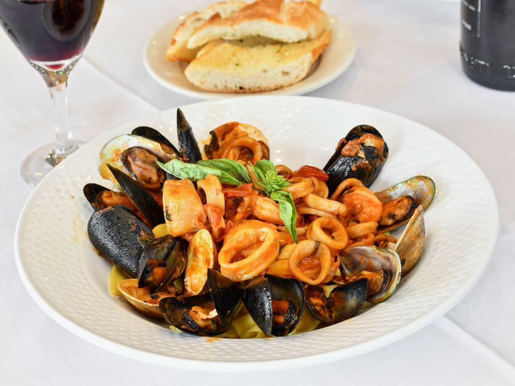 Black Linguini di Mare · Mix seafood, shrimp, scallops, mussels, clams, calamari and light Marinara Sauce