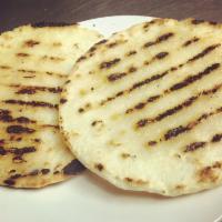 Arepa con Mantequilla · Corn cake with butter.