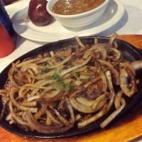 Higado a la plancha o encebollado. · Calf liver grilled or with onions. Come with two side orders