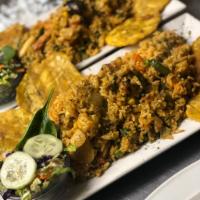 Arroz Marinero con Tostones · Seafood rice with fried green plantains.