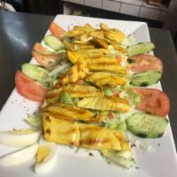 Ensalada de Pechuga de pollo con queso · Grilled Chicken Breast Salad.l with mozzarella and Parmesan chesse